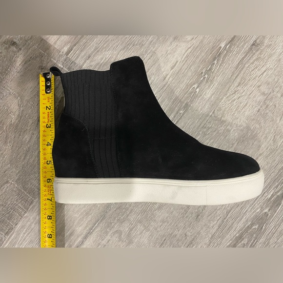 Ankle-boot silhouette Steve Madden sneakers, rendered in refined suede. … - Picture 11 of 13